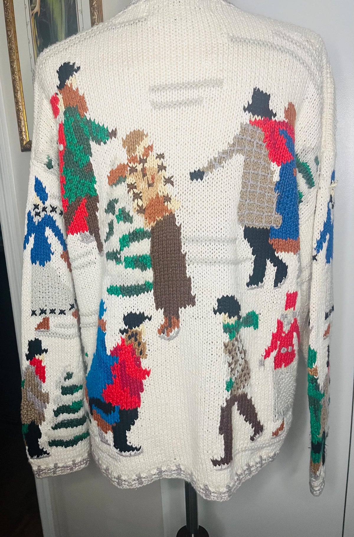 Women’s knitted sweater with winter theme L