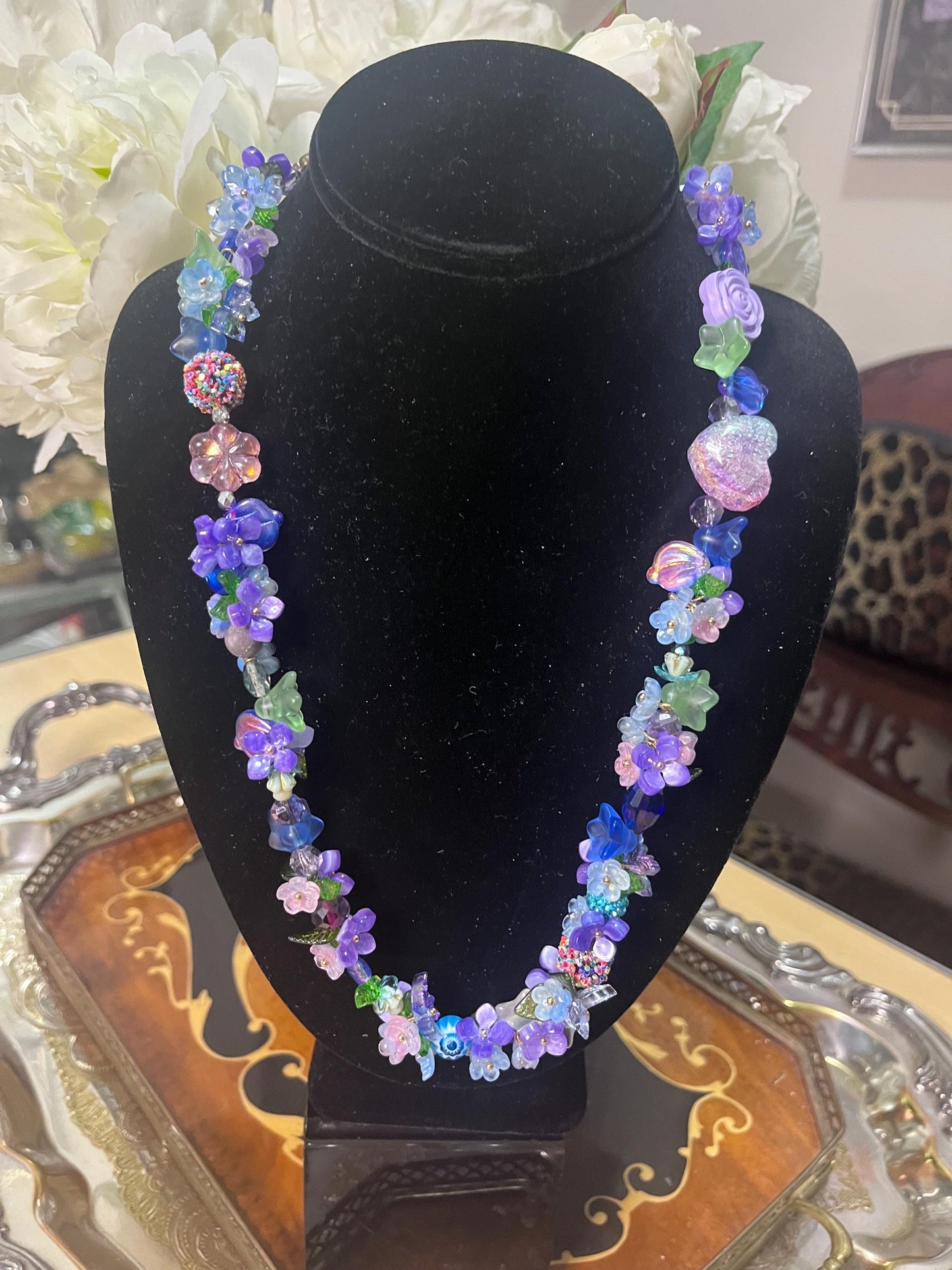 Beaded chunky necklace w/ acrylic floral design