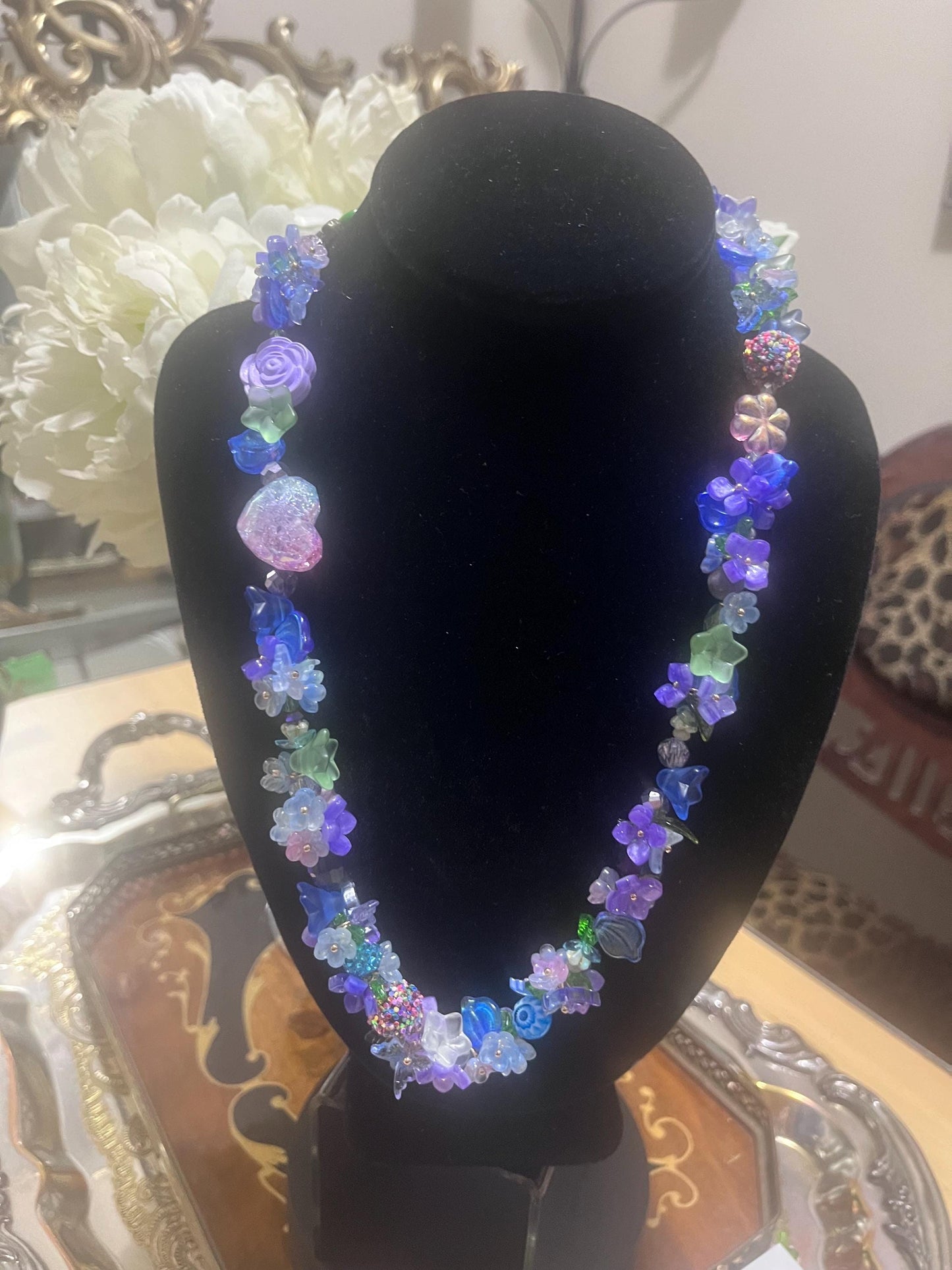 Beaded chunky necklace w/ acrylic floral design